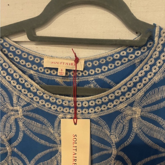 Solitaire NWT Blue and White Geometric Blouse - Picture 6 of 13